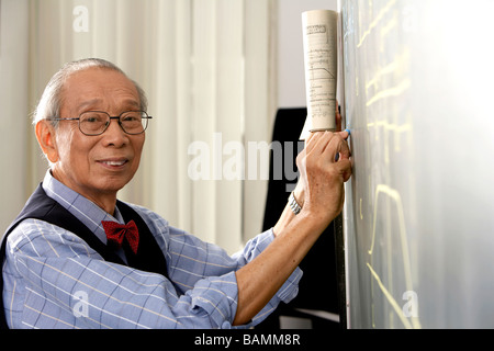 Lehrer schreiben an Tafel Stockfoto