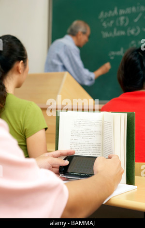 Schüler spielen ein Videospiel im Klassenzimmer Stockfoto