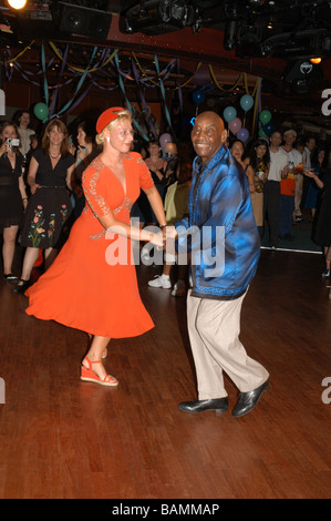 Frankie Manning auf seinem neunzigsten Geburtstag Tanz Lindy Hop mit einem von 90 Damen, Kreuzfahrt rund um die Karibik 2004 (26. Mai 1914 - 27. April 2009) Stockfoto