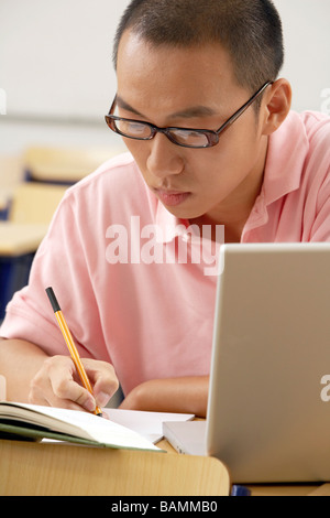 Schüler, die Notizen In einem Buch Stockfoto