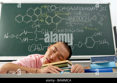 Student am Schreibtisch eingeschlafen Stockfoto