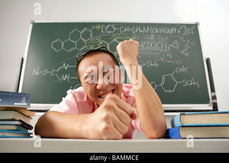 Studenten sitzen am Schreibtisch aufgeregt Stockfoto