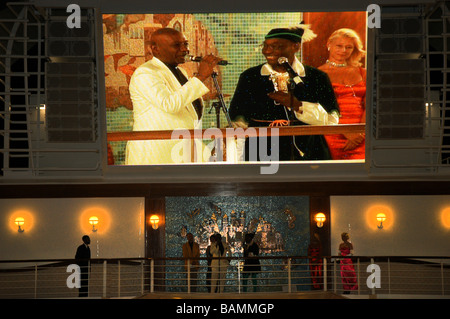 Frankie Manning gekleidet wie Robin Hood, an seinem 90. Geburtstag Kreuzfahrt mit seinem Sohn Chazz Young auf "eine Nacht im Oscars" 2004 (26. Mai 1914 - 27. April Stockfoto