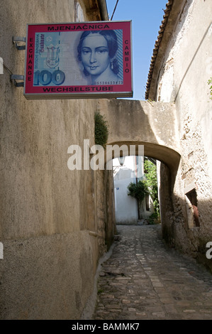 Banknotenzeichen in einer Wechselstube in Baska, Kroatien Stockfoto