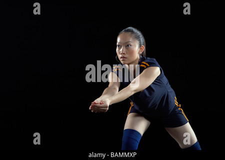 Junge Frau spielen Volleyball Stockfoto