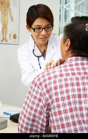 Arzt überprüft Man die Kehle Stockfoto