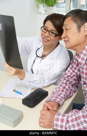 Arzt erklärt Röntgen für Patienten Stockfoto