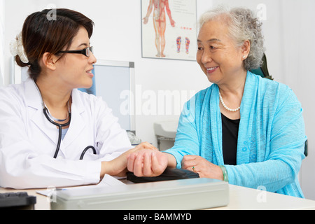 Arzt überprüfen Patienten Puls Stockfoto