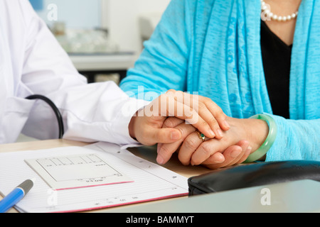 Hand des Patienten Arzt Holding Stockfoto