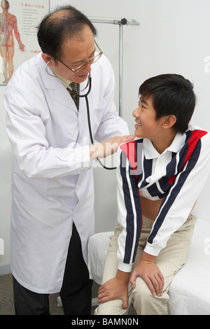 Arzt des Patienten Herz mit Stethoskop hören Stockfoto