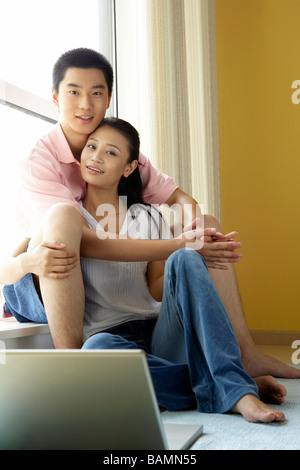 Porträt eines jungen Paares mit einem Computer Stockfoto