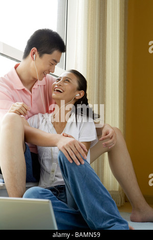 Porträt des jungen Paares Lächeln einander an Stockfoto
