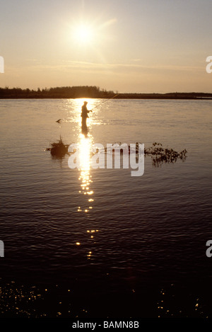 AMERIKANISCHEN ABENTEUER REISENDEN ANGELN FÜR ÄSCHEN BEI SONNENUNTERGANG CHUKCHI HALBINSEL BELAJA FLUSS MAGADAN REGION EHEMALIGE UDSSR Stockfoto