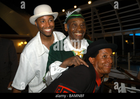 Frankie Manning, mit Ryan Francois (links) und Steven Mitchell (rechts) an Frankie's 90. Geburtstag der Karibik (26. Mai 1914 - 27. April 2009 Kreuzfahrt) Stockfoto