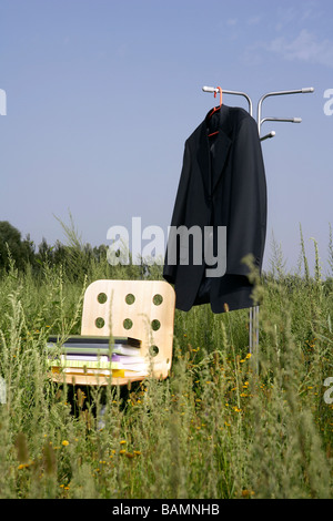 Stuhl und Garderobe In einem Feld Stockfoto