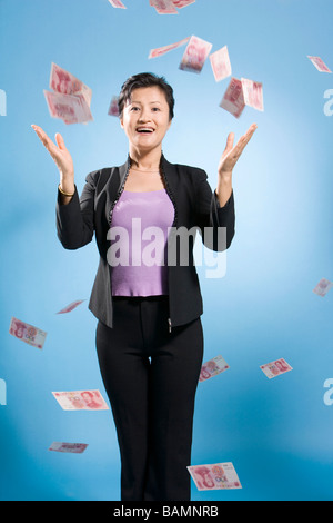 Geschäftsfrau, stehen unter der Dusche von Banknoten Stockfoto