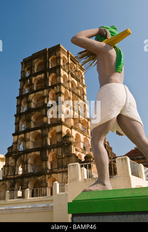 Royal Palace Watch Tower und Statue Thanjavur Tamil Nadu Indien Stockfoto