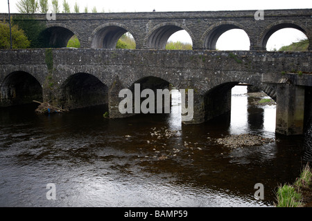 Straße Brücke und ehemaligen Eisenbahnviadukt über den Fluss Maine in Randalstown County Antrim-Nordirland Vereinigtes Königreich Stockfoto