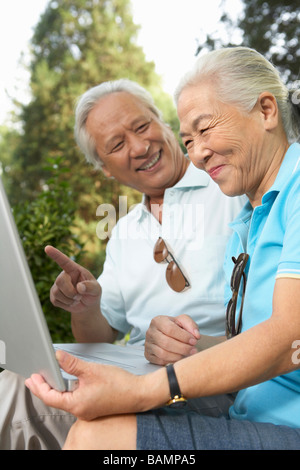 Älteres Ehepaar Blick auf Laptop zusammen Stockfoto