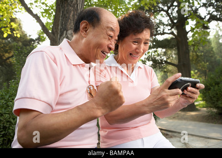 Paar auf der Suche in die digitale Kamera, Lächeln Stockfoto