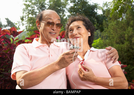 Paar zusammen anhören von MP3-Player Stockfoto