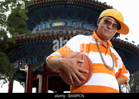 Aktive Senior, jung gebliebene Holding Basketball Stockfoto
