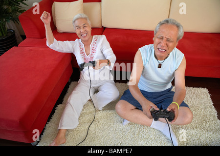 Älteres Paar spielen Videospiele Stockfoto