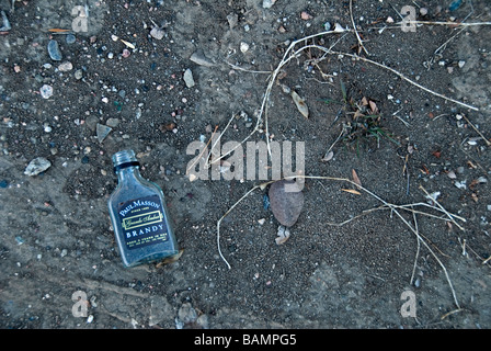 Leer und verworfenen Schnaps Flasche verworfen in der Nähe von Bushaltestelle, Colorado uns Stockfoto
