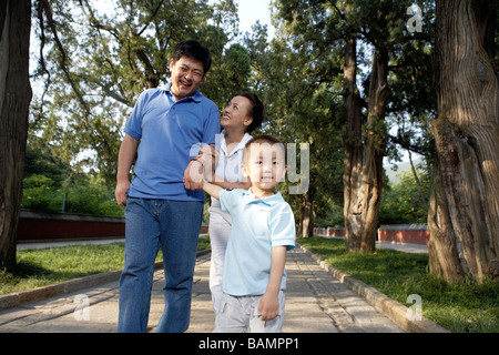 Familie einen Spaziergang durch den Park Stockfoto