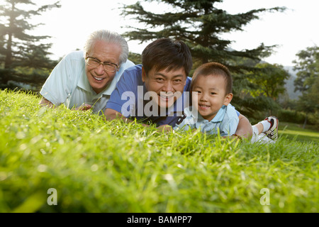 Familie zusammen In der Wiese liegend Stockfoto