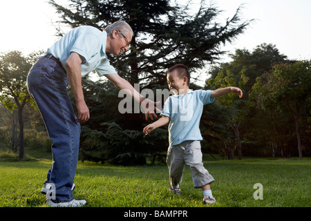 Großvater und sein Enkel spielen zusammen im Park Stockfoto