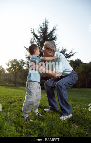 Großvater seinem Enkel abholen Stockfoto