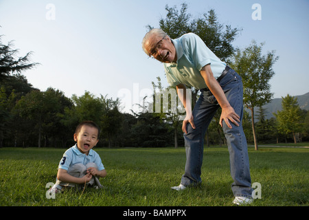 Großvater und Sohn im Park Stockfoto