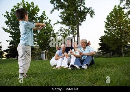 Junge Familie fotografieren Stockfoto