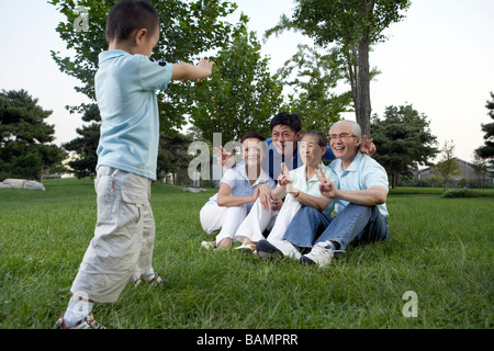 Junge Familie fotografieren Stockfoto