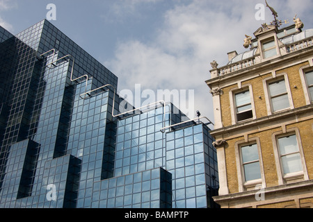 alten Billingsgate Markt Shell und nördlichen blaues Bürogebäude Themse Weg Nord Bank Fluss Themse London England uk Europa Stockfoto