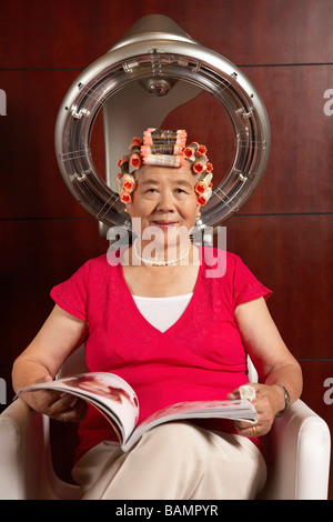 Frau beim Friseur mit ihren Haaren getrocknet Stockfoto