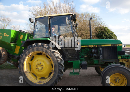 John Deere 2650 Traktor auf einem Bauernhof Stockfoto