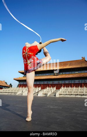 Junge Frau Band tanzen vor einem Tempel Stockfoto