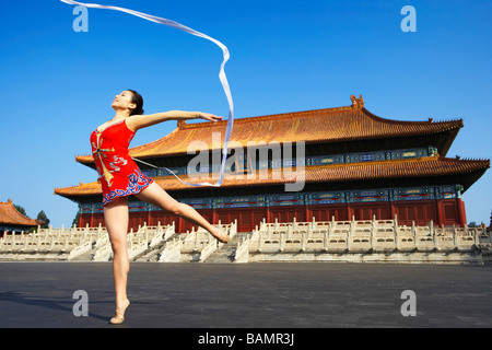 Junge Frau Band tanzen vor einem Tempel Stockfoto