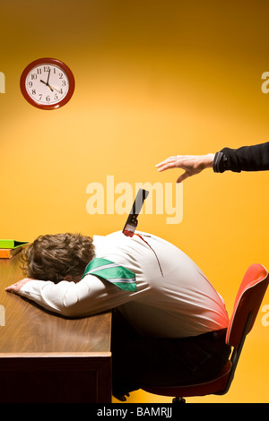 Verstorbenen Mann im Amt erstochen in der Rückseite Stockfoto