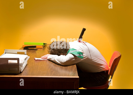 Im Büro in den Rücken gestochen Stockfoto