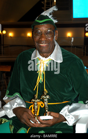 Frankie Manning auf seinem 90. Geburtstag Feier Karibik Kreuzfahrt, gekleidet wie Robin Hood, Mai 2004 (26. Mai 1914 - 27. April 2009) Stockfoto