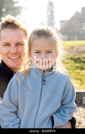 Vater und Tochter porträtieren Outdooors Stockfoto