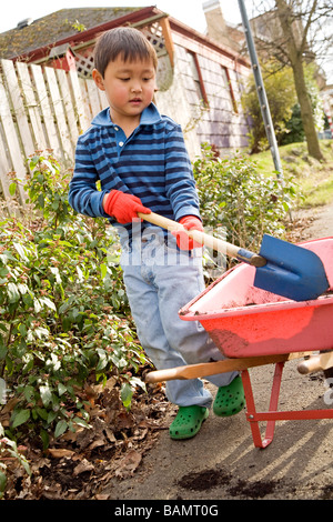 Kleiner Junge, der im Garten arbeitet Stockfoto