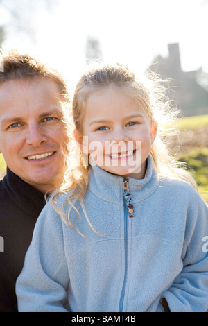 Vater und Tochter porträtieren Outdooors Stockfoto