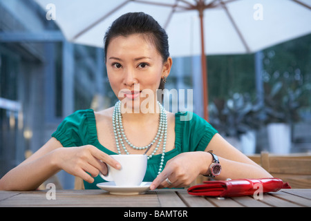 Frau genießen eine Tasse Tee In einem Cafe Stockfoto