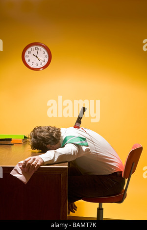 Im Büro in den Rücken gestochen Stockfoto