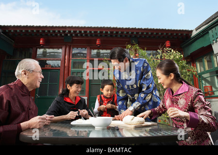 Familie Making Knödel im Innenhof Stockfoto