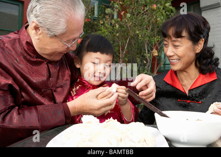 Familie Making Knödel im Innenhof Stockfoto